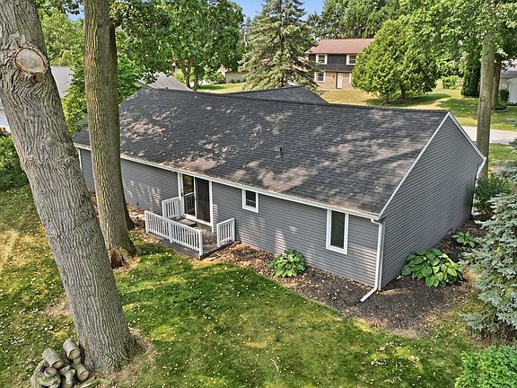3rd image of 1338 N Park Ln