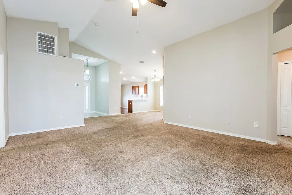 3 bed, 2.0 bath, 1640 sqft, $2,035 — Photo 3