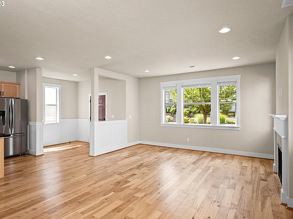 Living Room/Entrance>
