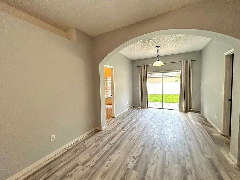 465 Eastbridge Dr — Photo 9