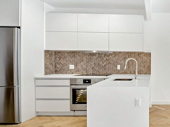 3rd image of 926 Pacific St Unit Garden 1