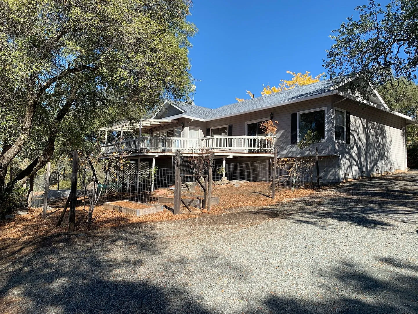 Beautiful Home Located In Lambert Lake Estates! — Photo 1