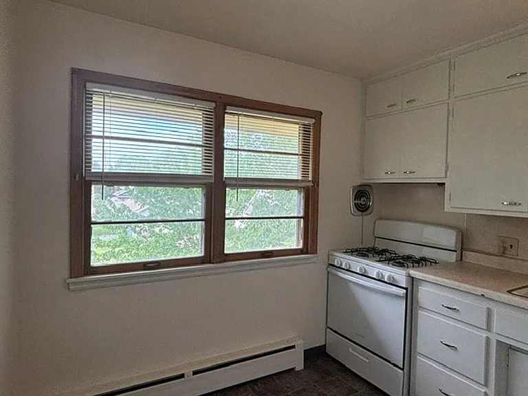 1330 Saint Clair Ave — Photo 10