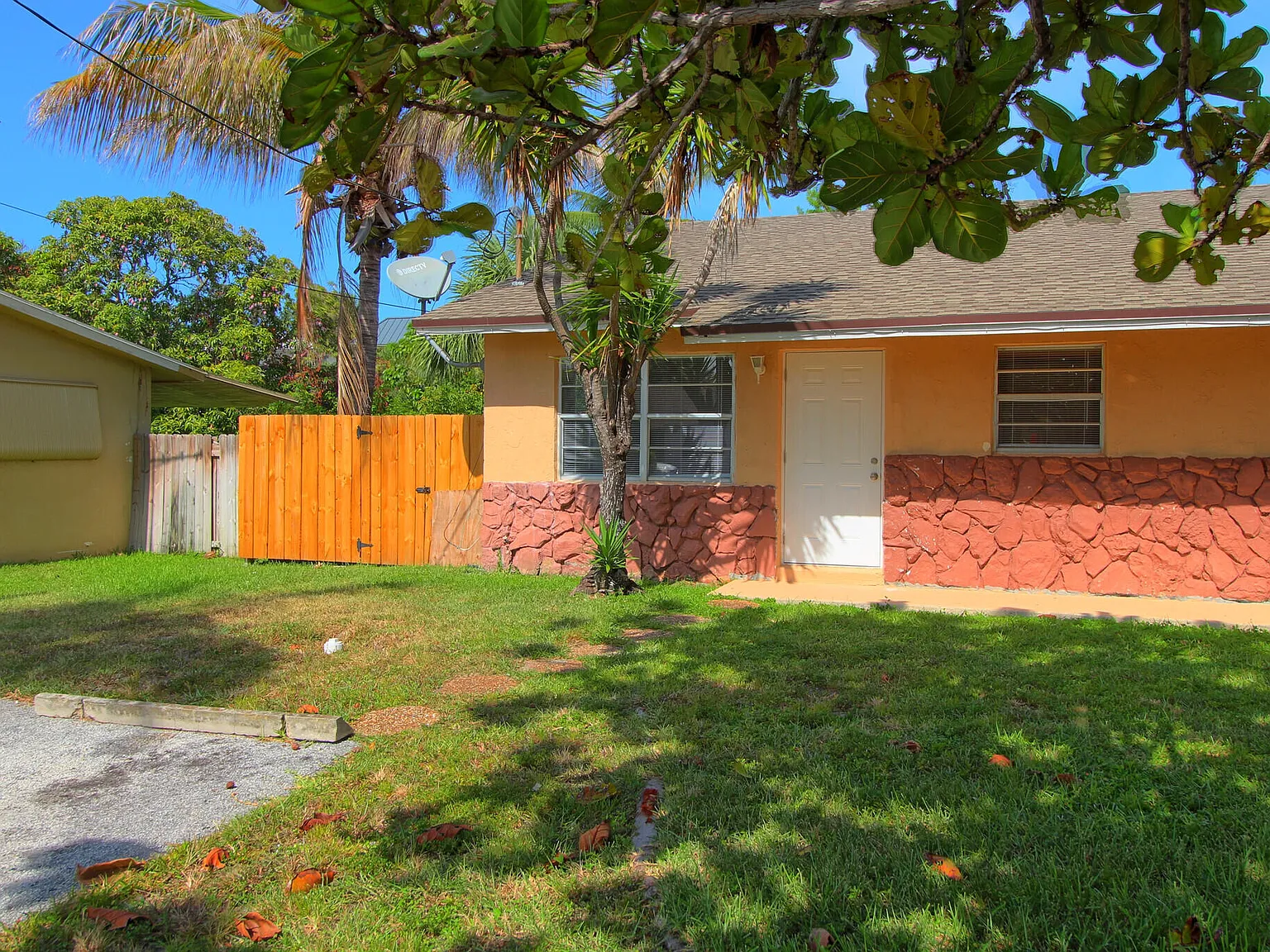 2 bed, 1.0 bath, 890 sqft, $2,000 — Photo 2