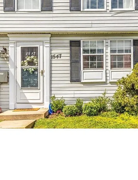 1547 Iris Ct — Photo 1