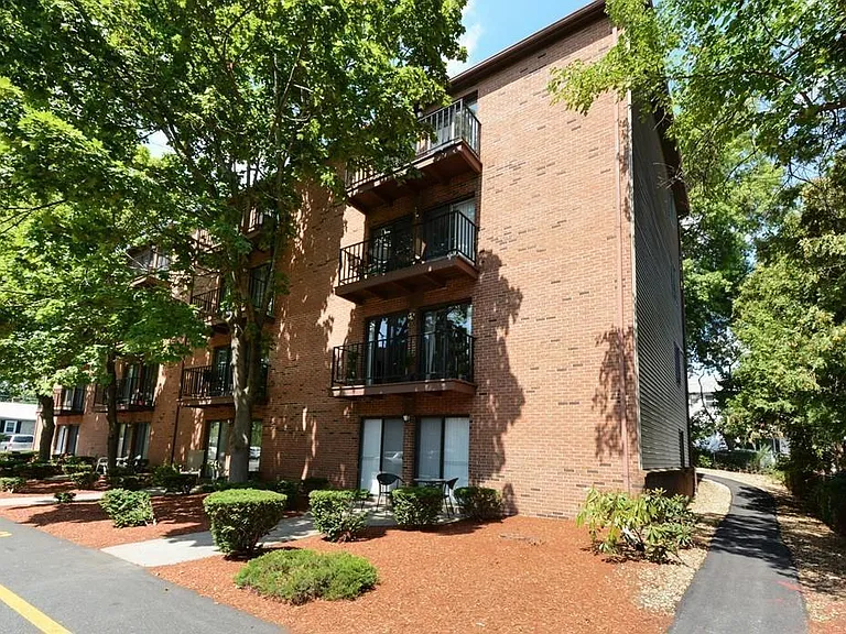 327 Plantation St — Photo 17