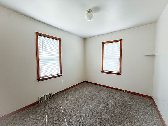 5th image of 406 W Main St