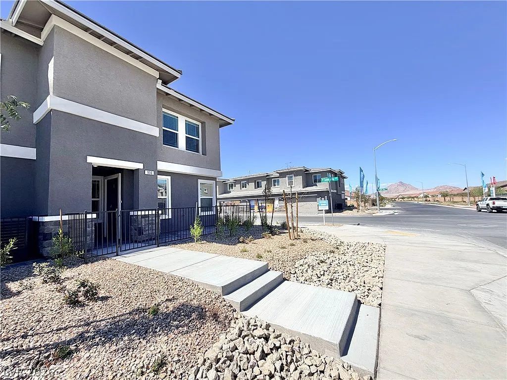 3 bed, 2.5 bath, 1410 sqft, $1,950 — Photo 3