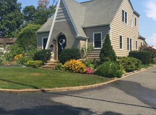 7 Hilltop Dr, Bayville, NY 11709