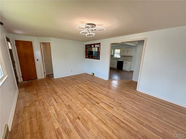 111 Deborah Dr — Photo 4