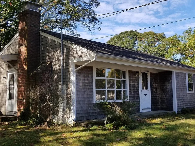 85 Castlewood Cir — Photo 3