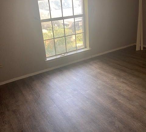 5th image of 1012 Pleasant Valley Ln