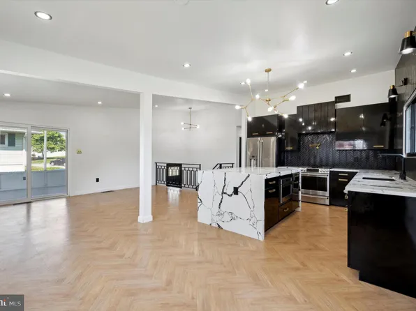 8 Valley Green Dr, Aston, PA 19014