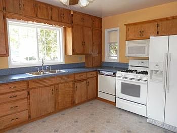 Kitchen includes gas range, refrigerator, dishwasher & disposal