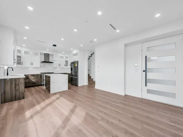3344 Adanac St #2, Vancouver, BC V5K 2P3