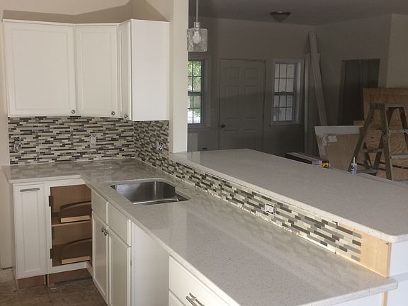 4th image of 608 Sweetbriar Ln