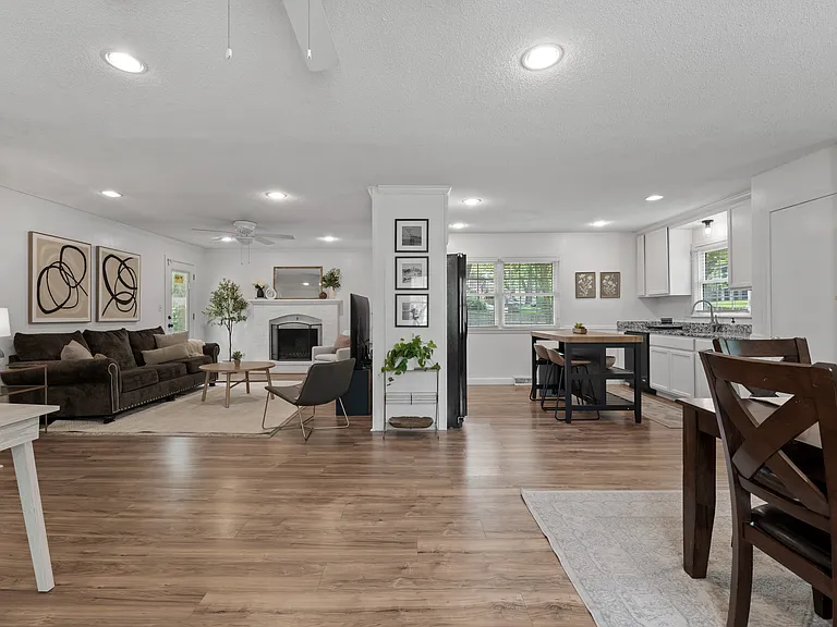 3601 Bridge Manor Dr — Photo 2