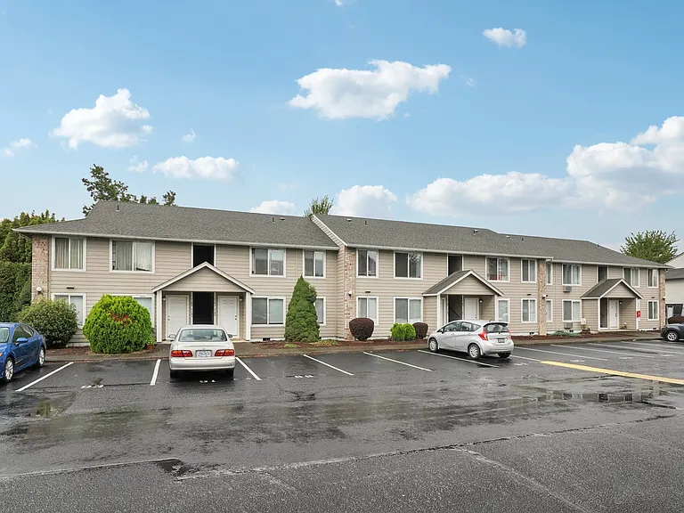 Windsor Court Apartments — Photo 11