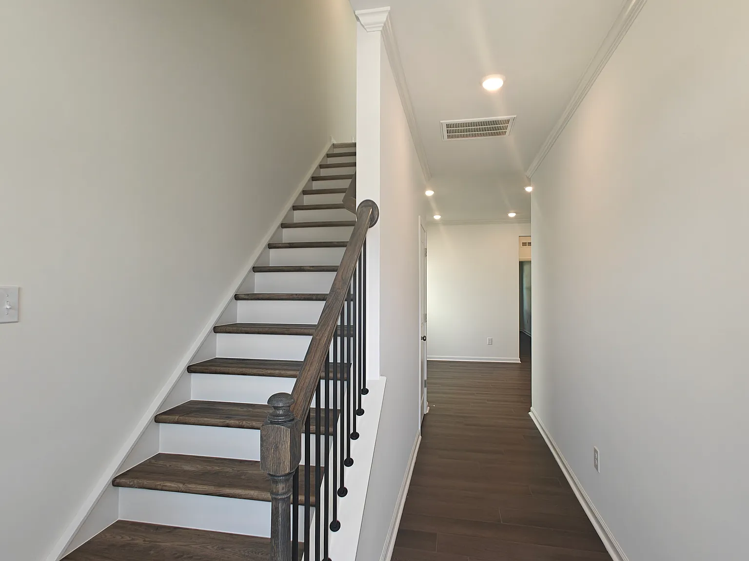 5 bed, 2375 sqft, $2,300 — Photo 2
