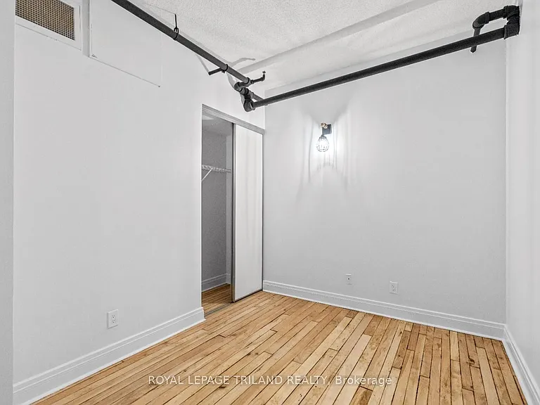 330 Clarence St #204 — Photo 2