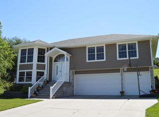 217 Woodcliff Cir, Council Bluffs, IA 51503