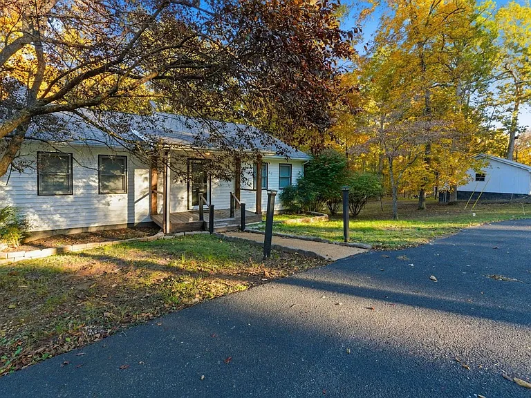 376 Peachtree Dr — Photo 2