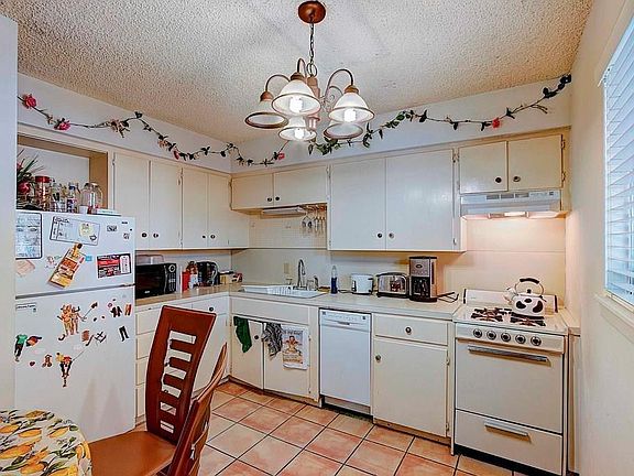 4th image of 803 W 28th St APT 201