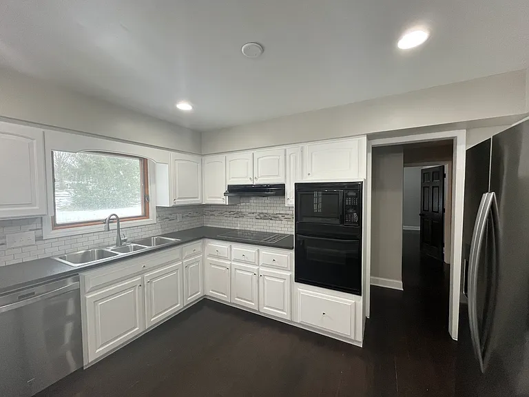 146 Clairhaven Dr — Photo 4