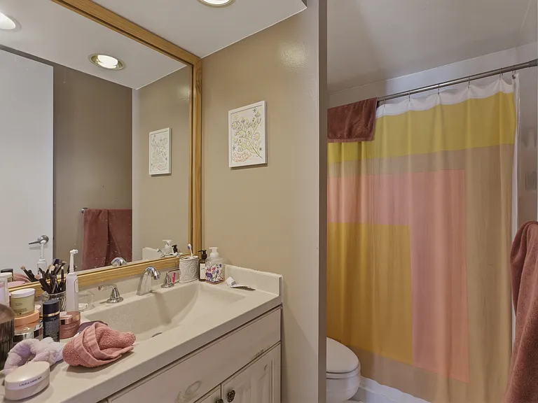 1660 N La Salle Dr #902 — Photo 17