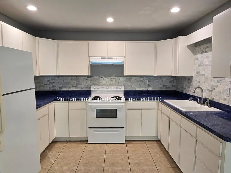 1708 E Genesee St — Photo 9