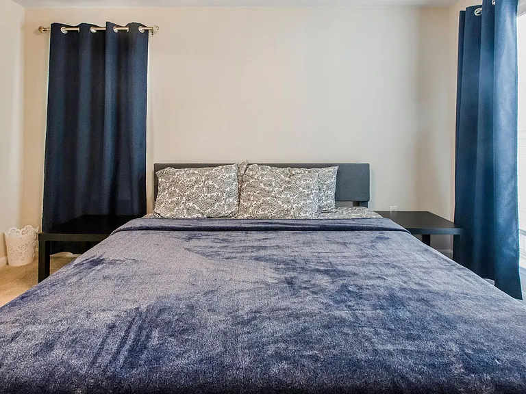 SPACIOUS ROOM TO FIT A KING SIZE BED