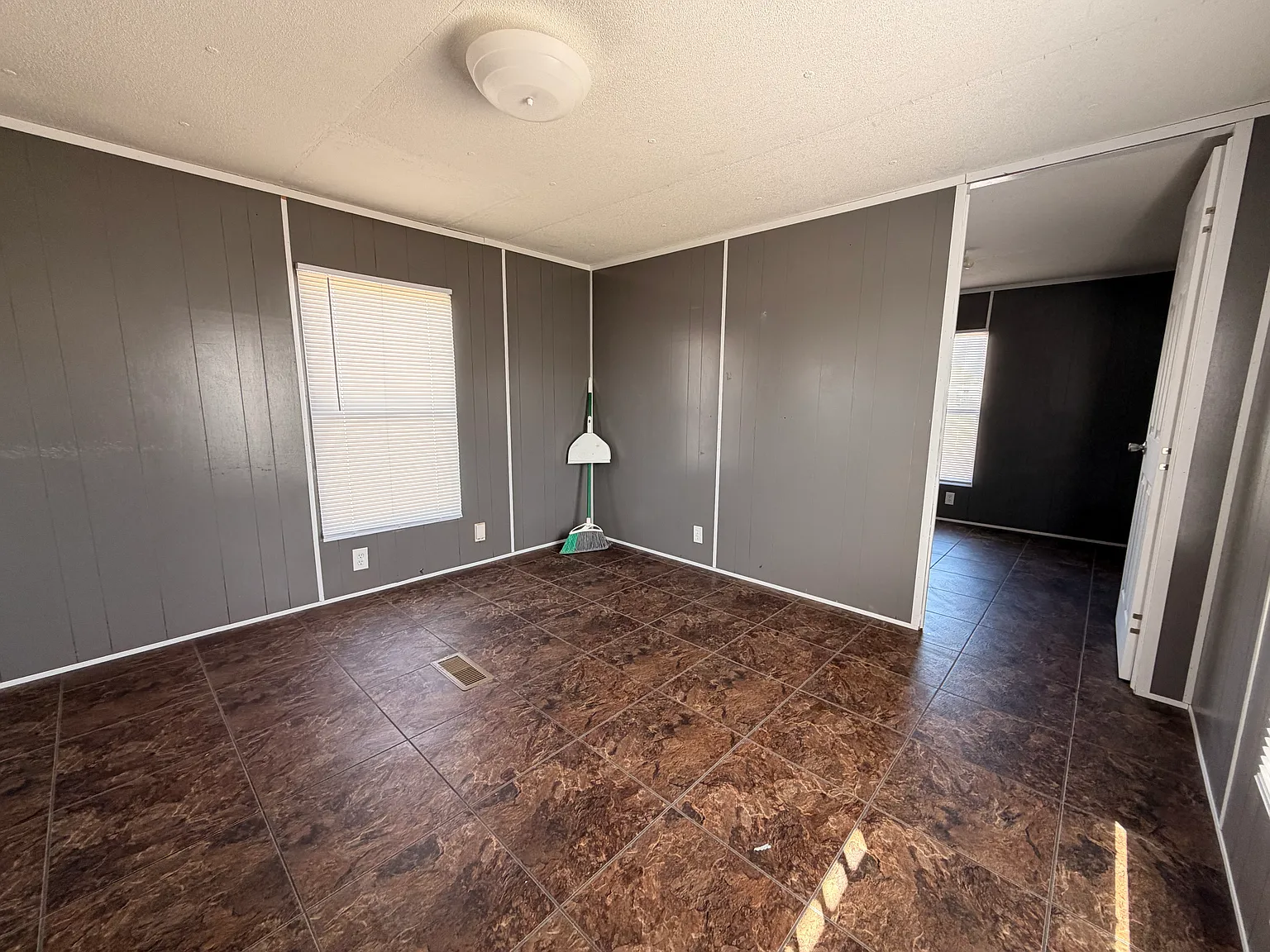 3 bed, 720 sqft, $725 — Photo 2