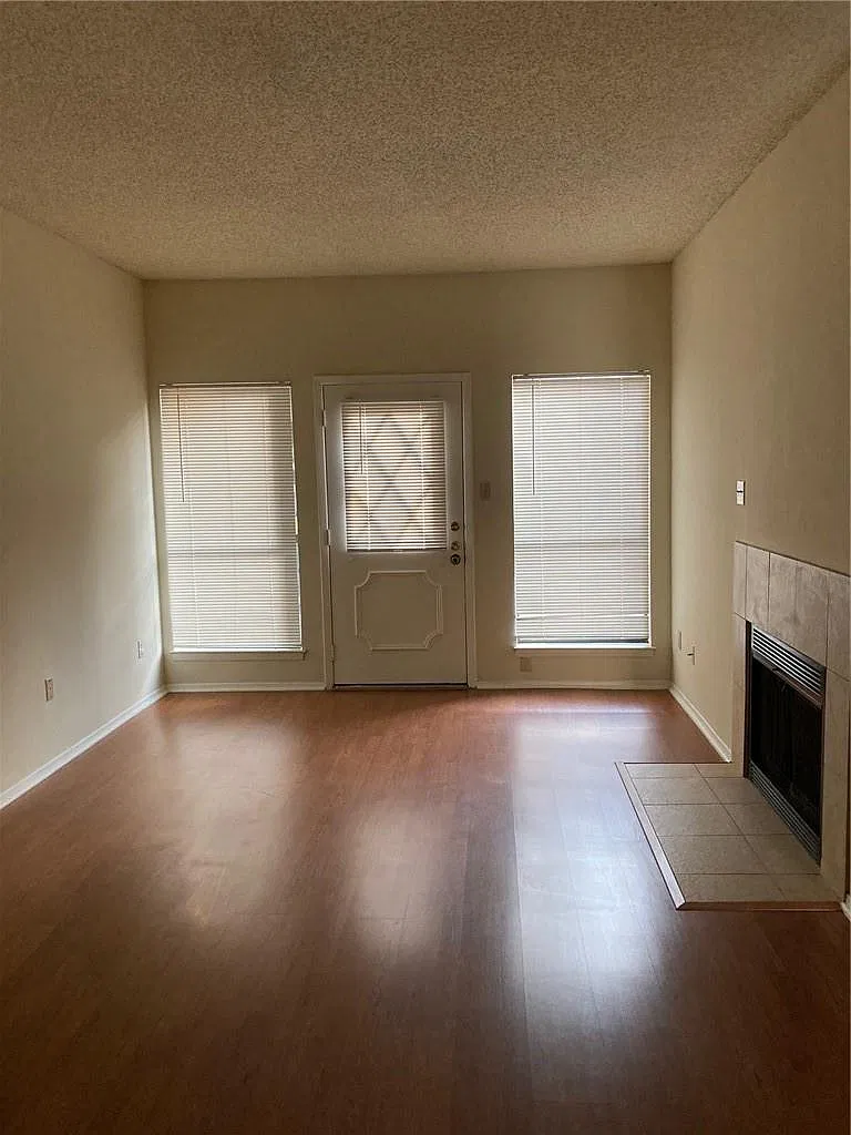 2 bed, 2.0 bath, 904 sqft, $1,995 — Photo 2