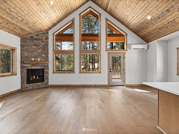 Open concept! Photos from a similar cabin.