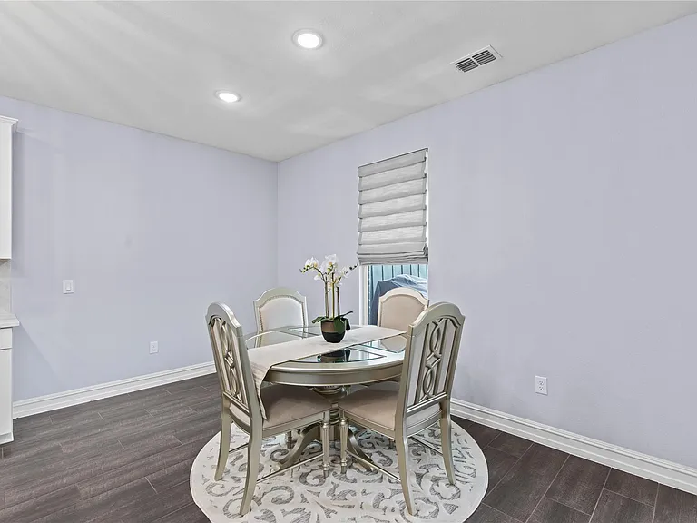 913 Adelyn St — Photo 8