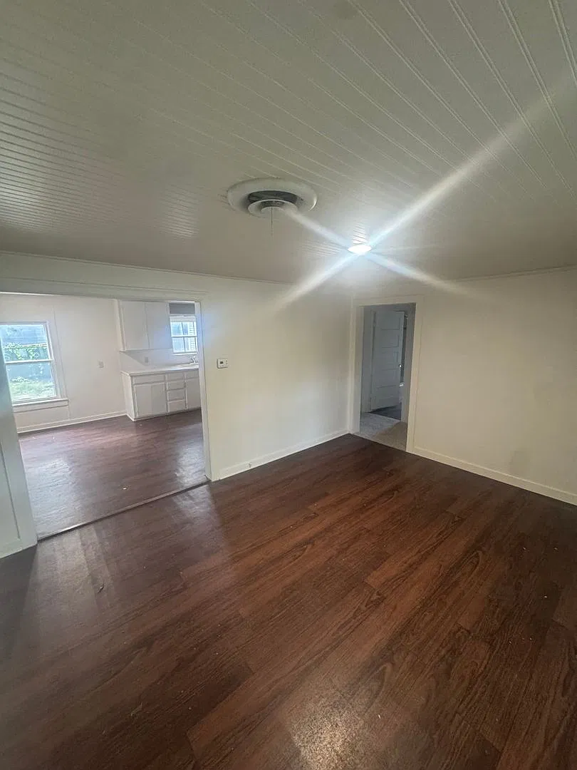 Newly Renovated - Charming 3/2 With Storage Unit And Covered Parking — Photo 4