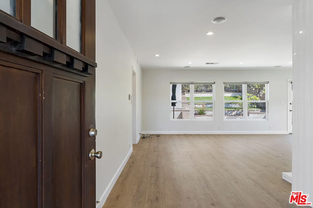 3 bed, 3.5 bath, 2168 sqft, $7,200 — Photo 2