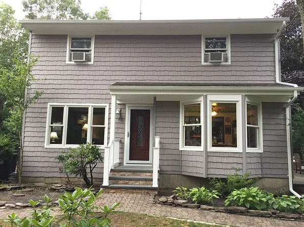 48 Squires Ave, East Quogue, NY 11942
