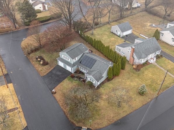 142 Richfield Rd, Trumbull, CT 06611