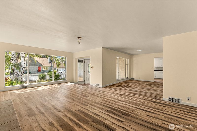 4th image of 845 N Devon Ave