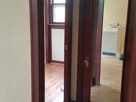 4th image of 215 E 11th Ave