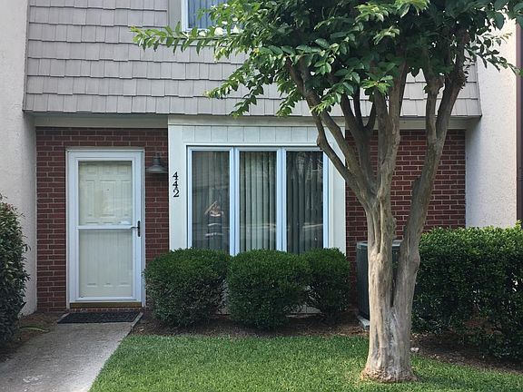 Front and HOA maintained yard