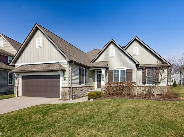 17583 Gates Landing Dr, Chagrin Falls, OH 44023
