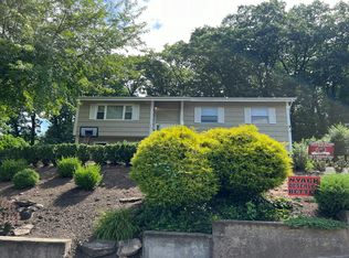 712 Manette Ln, Valley Cottage, NY 10989