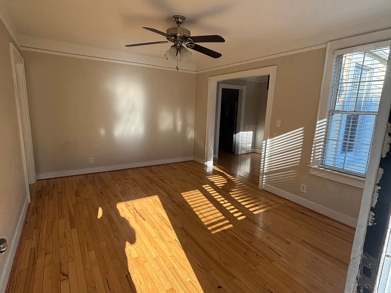 3 bed, 916 sqft, $2,400 — Photo 2