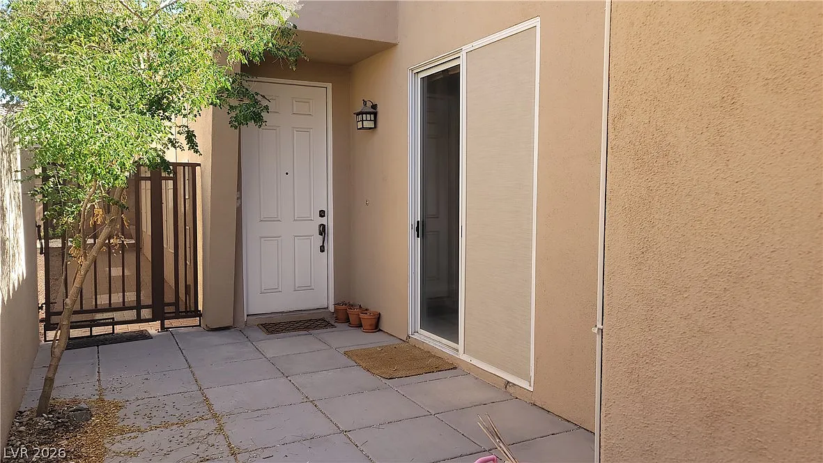 3 bed, 2.5 bath, 1977 sqft, $2,150 — Photo 3