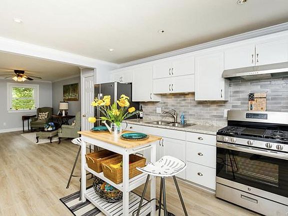 4th image of 601 W 21st St #601
