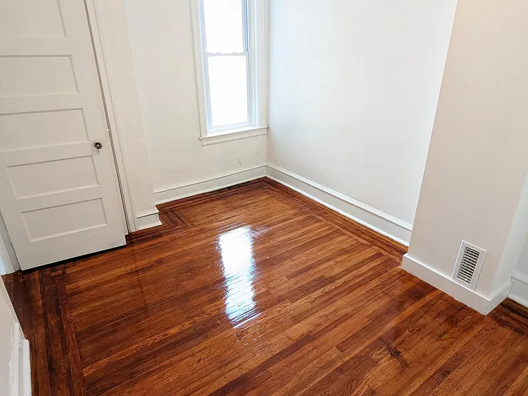 Bedroom 2. Closet.