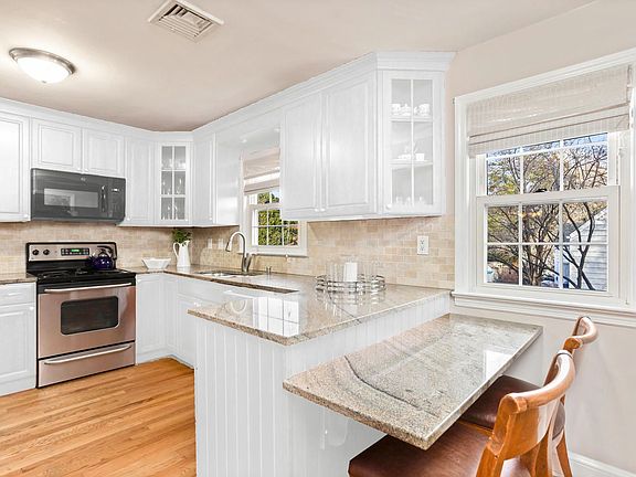 96 Louvain St Fairfield CT-large-048-049-010e-1500x1000-72dpi.jpg