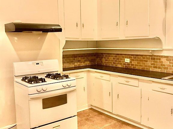 3rd image of 2123 Saint Charles Ave